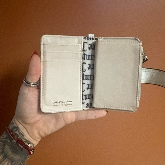 Juicy Couture Cream Wallet with Heart Keychain - Picture 3 of 7